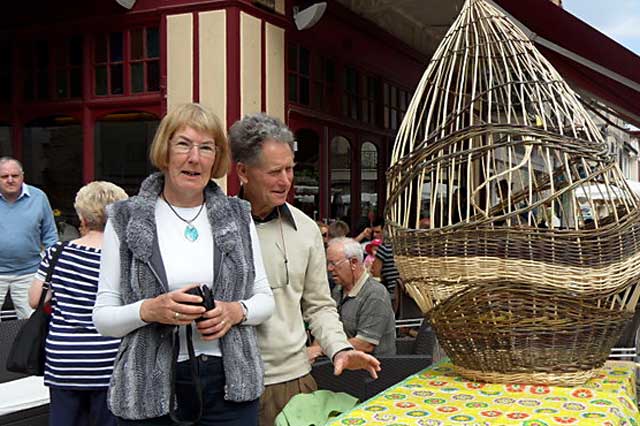 Ann Mary Stanton et Willem sur le marché de Villeréal|Jean-Paul Epinette Ann Mary Stanton et Willem sur le marché de Villeréal|Jean-Paul Epinette