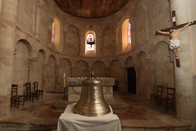 On a pu admirer Thérèse près de l'autel avant qu'elle soit hissée dans le clocher. - Photo © Jean-Paul Épinette.