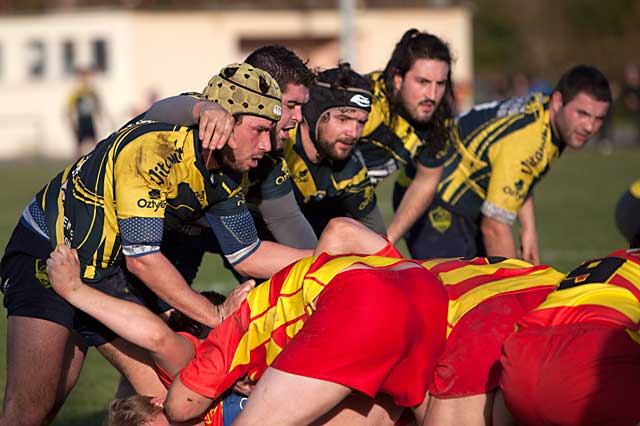 Les Jaune et Bleu ont tenté, en vain, de produire un rugby discipliné...|Photo © Jean‐Paul Epinette ‐ icimedia@free.fr