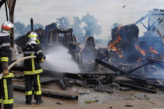 Le tracteur et une voiture ont été détruits par le feu.|Photo © icimedia@free.fr