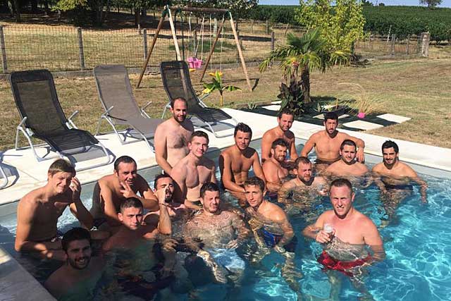 On a aussi arrosé la cohésion du groupe à la piscine... On a aussi arrosé la cohésion du groupe à la piscine...