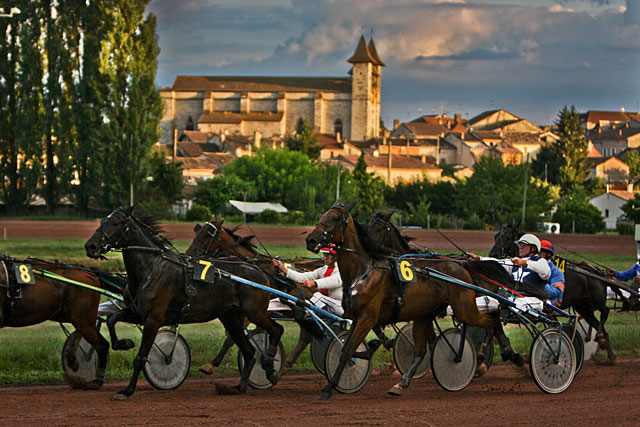 L'hippodrome du Pesquié-bas ouvre ses portes pour le Grand Meeting estival...|Archive © Jean-Paul Epinette - icimedia@free.fr L'hippodrome du Pesquié-bas ouvre ses portes pour le Grand Meeting estival...|Archive © Jean-Paul Epinette - icimedia@free.fr