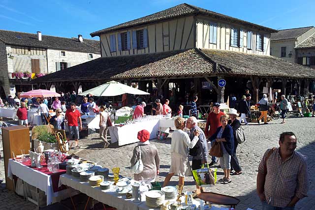 Le marché aux puces de Villeréal, un rendez-vous mensuel.|Photo © Jean-Paul Epinette - icimedia@free.fr Le marché aux puces de Villeréal, un rendez-vous mensuel.|Photo © Jean-Paul Epinette - icimedia@free.fr