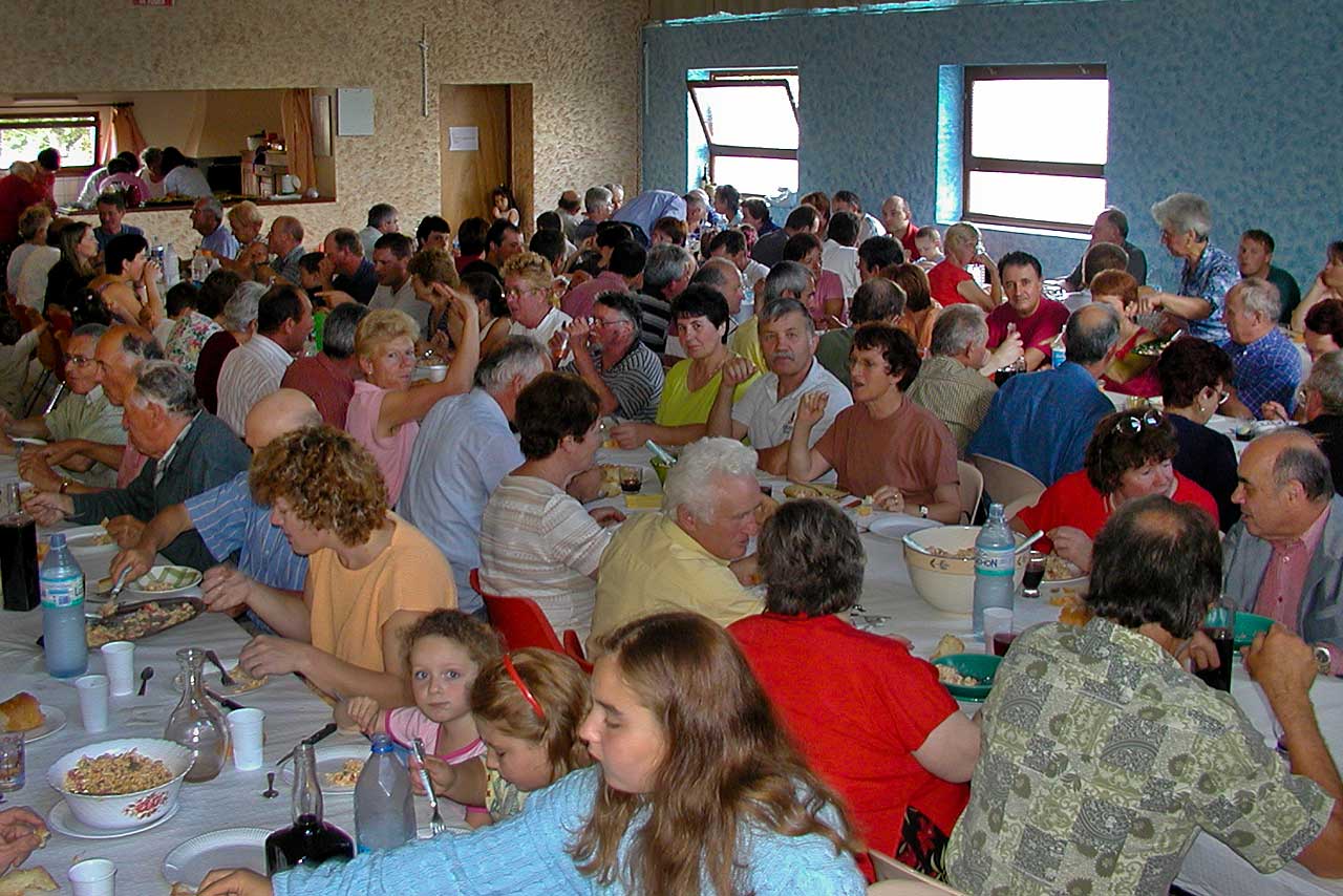 7 juillet 2002, tout le village faisait déjà la fête !...|Archives © jean-Paul Epinette - icimedia@free.fr 7 juillet 2002, tout le village faisait déjà la fête !...|Archives © jean-Paul Epinette - icimedia@free.fr