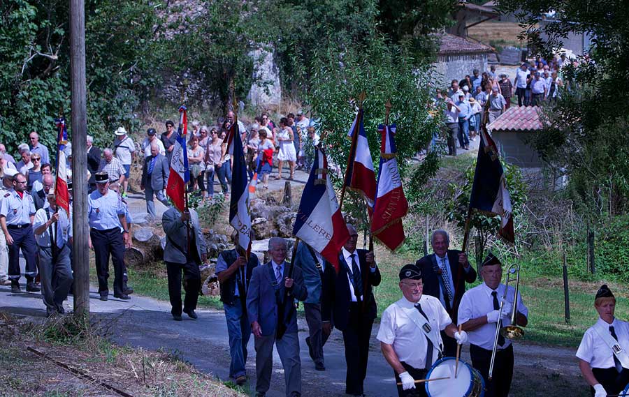 Le cortège très nombreux sur le chemin du Bouscatel... - Photo © jean-Paul Epinette - icimedia@free.fr Le cortège très nombreux sur le chemin du Bouscatel... - Photo © jean-Paul Epinette - icimedia@free.fr