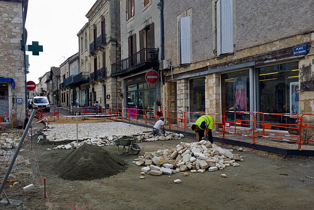 Les paveurs n'ont pas chômé. La rue Saint-Michel est rendue à la circulation...|Photo © jean-Paul Epinette - icimedia@free.fr Les paveurs n'ont pas chômé. La rue Saint-Michel est rendue à la circulation...|Photo © jean-Paul Epinette - icimedia@free.fr