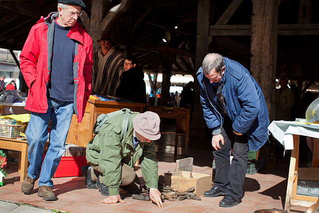 Les puces de Villeréal : il y a toujours quelque chose à gratter...|Photo © jean-Paul Epinette - icimedia@free.fr Les puces de Villeréal : il y a toujours quelque chose à gratter...|Photo © jean-Paul Epinette - icimedia@free.fr