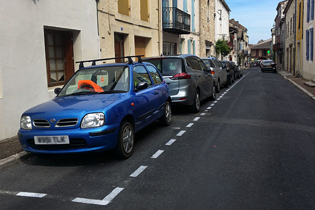 Stationnement rue St-Michel : cherchez l'erreur...|Photo © jean-Paul Epinette - icimedia@free.fr Stationnement rue St-Michel : cherchez l'erreur...|Photo © jean-Paul Epinette - icimedia@free.fr