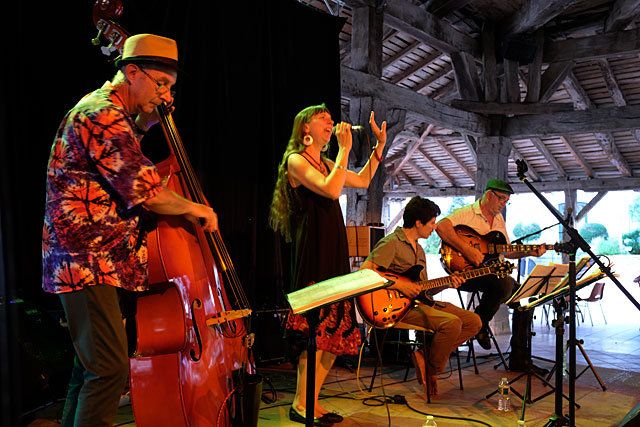 Swing Trio with Ann Griffith a ouvert jeudi le festival de Jazz de Villeréal...|Photo © jean-Paul Epinette - icimedia@free.fr Swing Trio with Ann Griffith a ouvert jeudi le festival de Jazz de Villeréal...|Photo © jean-Paul Epinette - icimedia@free.fr