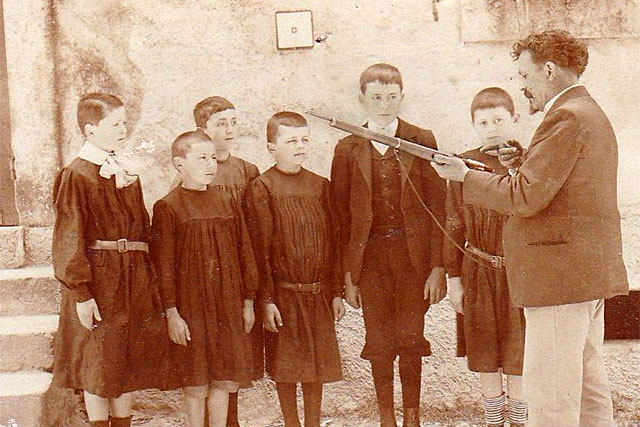 Défendre la patrie, prendre sa revanche sur 1870... à l'école de Lougratte on découvre le fusil.|© Coll. particulière - icimedia@free.fr Défendre la patrie, prendre sa revanche sur 1870... à l'école de Lougratte on découvre le fusil.|© Coll. particulière - icimedia@free.fr