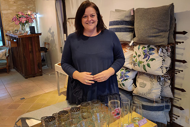 Le sourire de Nicola Cook qui vient d'ouvrir la Maison Lilas...|Photo © Jean-Paul Epinette. Le sourire de Nicola Cook qui vient d'ouvrir la Maison Lilas...|Photo © Jean-Paul Epinette.