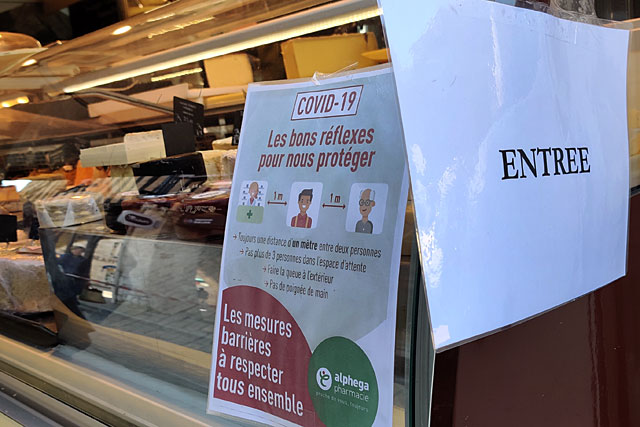 Comme le fromager, les commerçants du marché ont accompli un effort considérable pour canaliser leur file d'attente et imposer la distanciation entre clients...|Photo © Jean-Paul Epinette. Comme le fromager, les commerçants du marché ont accompli un effort considérable pour canaliser leur file d'attente et imposer la distanciation entre clients...|Photo © Jean-Paul Epinette.
