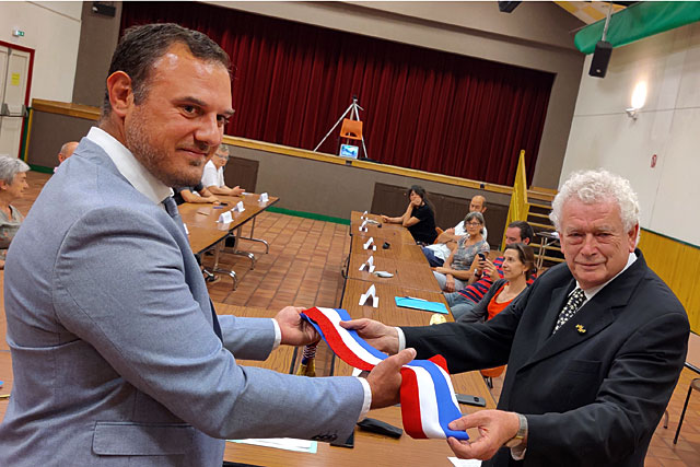 Guillaume Moliérac élu maire de Villeréal, Pierre-Henri Arnstam lui transmet l'écharpe tricolore...|Photo © Jean-Paul Epinette.