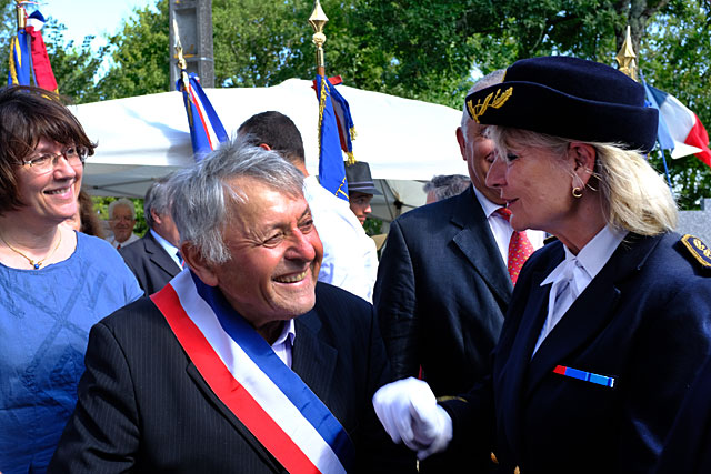 Guy Chabronnerie, lors de l'inauguration de la Maison de la Résistance, le 14 juillet 2019, invite la sous-préfète à la visite. - |Photo © Jean-Paul Epinette. Guy Chabronnerie, lors de l'inauguration de la Maison de la Résistance, le 14 juillet 2019, invite la sous-préfète à la visite. - |Photo © Jean-Paul Epinette.