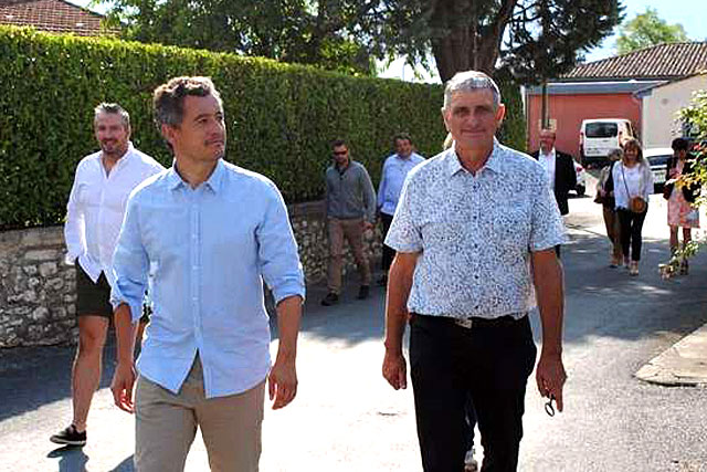 Dans les rues de Montaut, le maire, Alain Lacour, et Gérald Darmanin, le ministre de l'Intérieur...|Photo © Pierre-Antony Epinette. Dans les rues de Montaut, le maire, Alain Lacour, et Gérald Darmanin, le ministre de l'Intérieur...|Photo © Pierre-Antony Epinette.