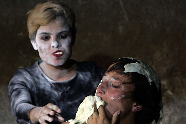 Un incroyable spectacle pour deux comédiennes – Claudine Sarzier et Charlène Girin, un kilo de farine et un cul de poule. De la poésie et de l'absurde...|| Photo DR Un incroyable spectacle pour deux comédiennes – Claudine Sarzier et Charlène Girin, un kilo de farine et un cul de poule. De la poésie et de l'absurde...|| Photo DR