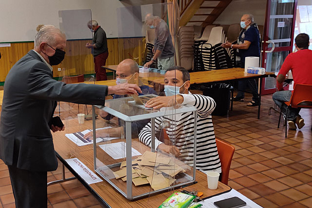 Les Villeréalais ont été plus nombreux à se rendre à la salle François-Mitterrand que pour le premier tour de scrutin...|| Photo © Jean-Paul Epinette Les Villeréalais ont été plus nombreux à se rendre à la salle François-Mitterrand que pour le premier tour de scrutin...|| Photo © Jean-Paul Epinette