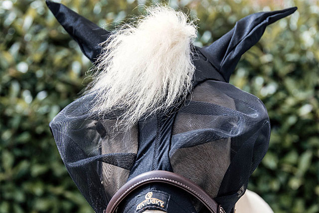 Après le cheval masqué, les turfistes masqués. Accessoire à ne pas oublier samedi soir pour l'ouverture de l'hippodrome du Pesquié...|(DR) - Photo lepaturon.com Après le cheval masqué, les turfistes masqués. Accessoire à ne pas oublier samedi soir pour l'ouverture de l'hippodrome du Pesquié...|(DR) - Photo lepaturon.com