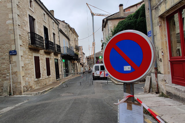 La circulation rue Saint-Michel est interdite et le stationnement limité...|| Photo © Jean-Paul Epinette La circulation rue Saint-Michel est interdite et le stationnement limité...|| Photo © Jean-Paul Epinette