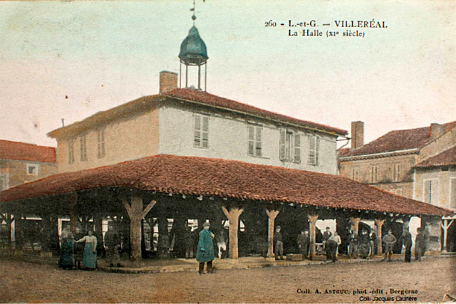 Villeréal est des rares bastides à avoir conservé sa halle en bois, avec son étage. - Mémoire de Villeréal, Droits réservés