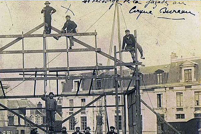 Cirque Bureau fondé en 1854 proclament les affiches. - Le montage de la façade. - | Mémoire de Villeréal, Droits réservés
