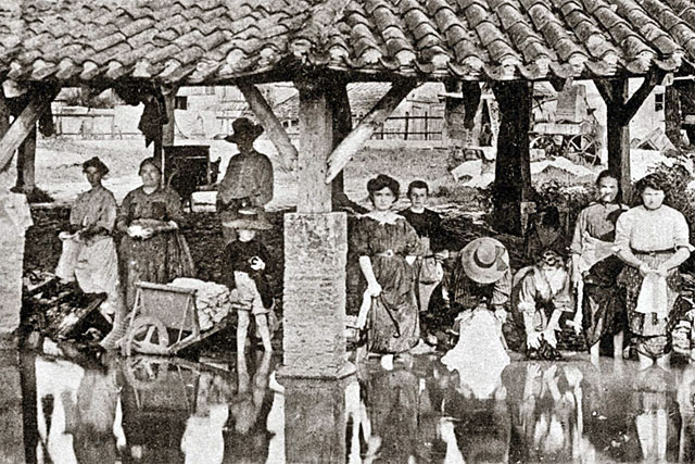 Au lendemain de la bugada [bugádo], les femmes du village descendaient de bonne heure au lavoir des Riviérettes. - | Mémoire de Villeréal, Droits réservés