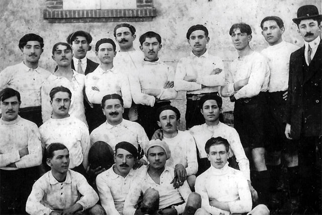 L'équipe de 1906, coachée par le directeur de l'école communale, M. Bernaret. - | Mémoire de Villeréal, Droits réservés