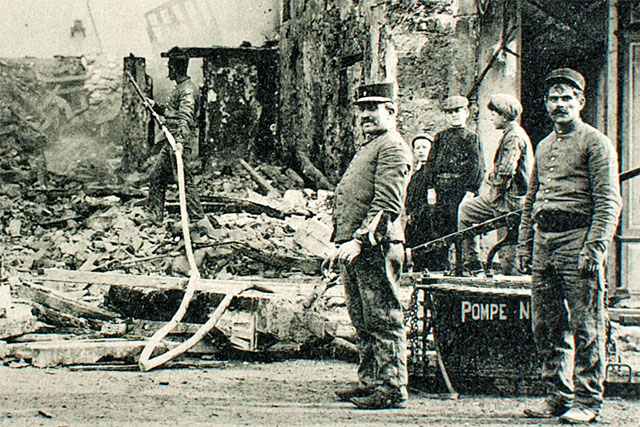 Image rare de fait-divers, en 1911, à Villeréal, le bureau de tabac  est détruit par le feu. - | Mémoire de Villeréal, Droits réservés