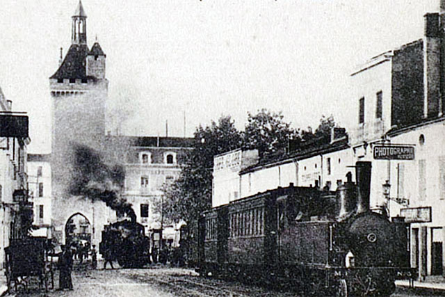 Le tramway de Villeréal au départ de la porte de Paris, à Villeneuve-sur-Lot. - | Mémoire de Villeréal, Droits réservés